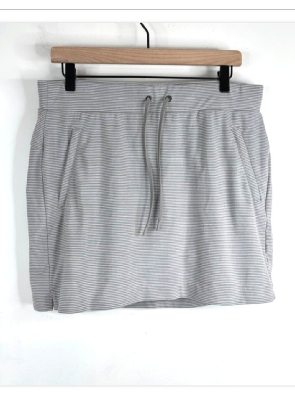 Athleta Modern Metro Skort M Grey Stripe Pickleball Tennis Golf Outdoor Active